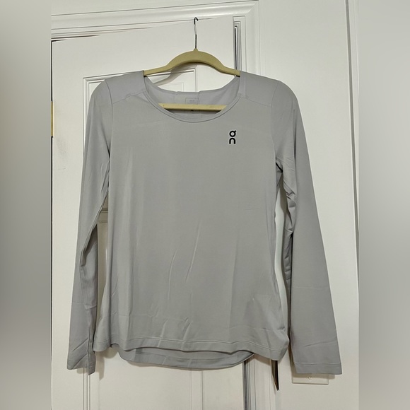 On Performance Long-T glacier women’s size small NWT - Picture 4 of 7